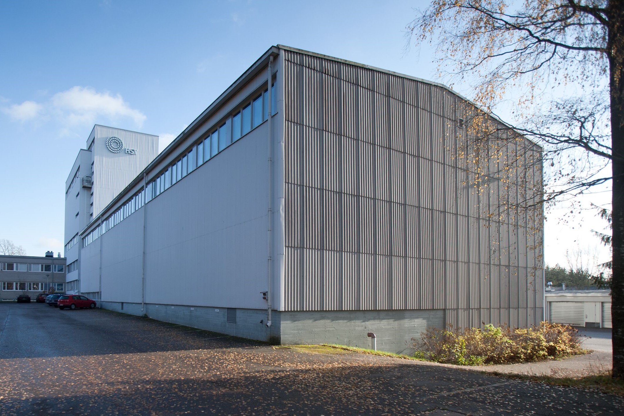 Vaalea, suuri rakennus.