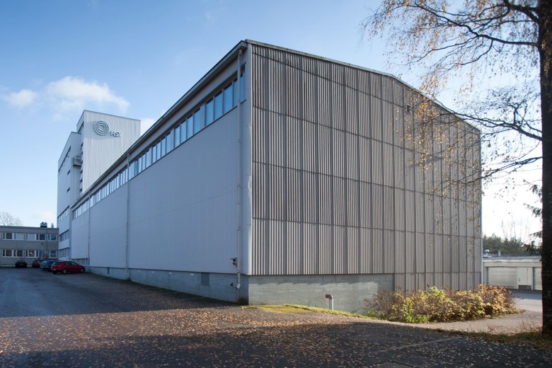 Vaalea, suuri rakennus.